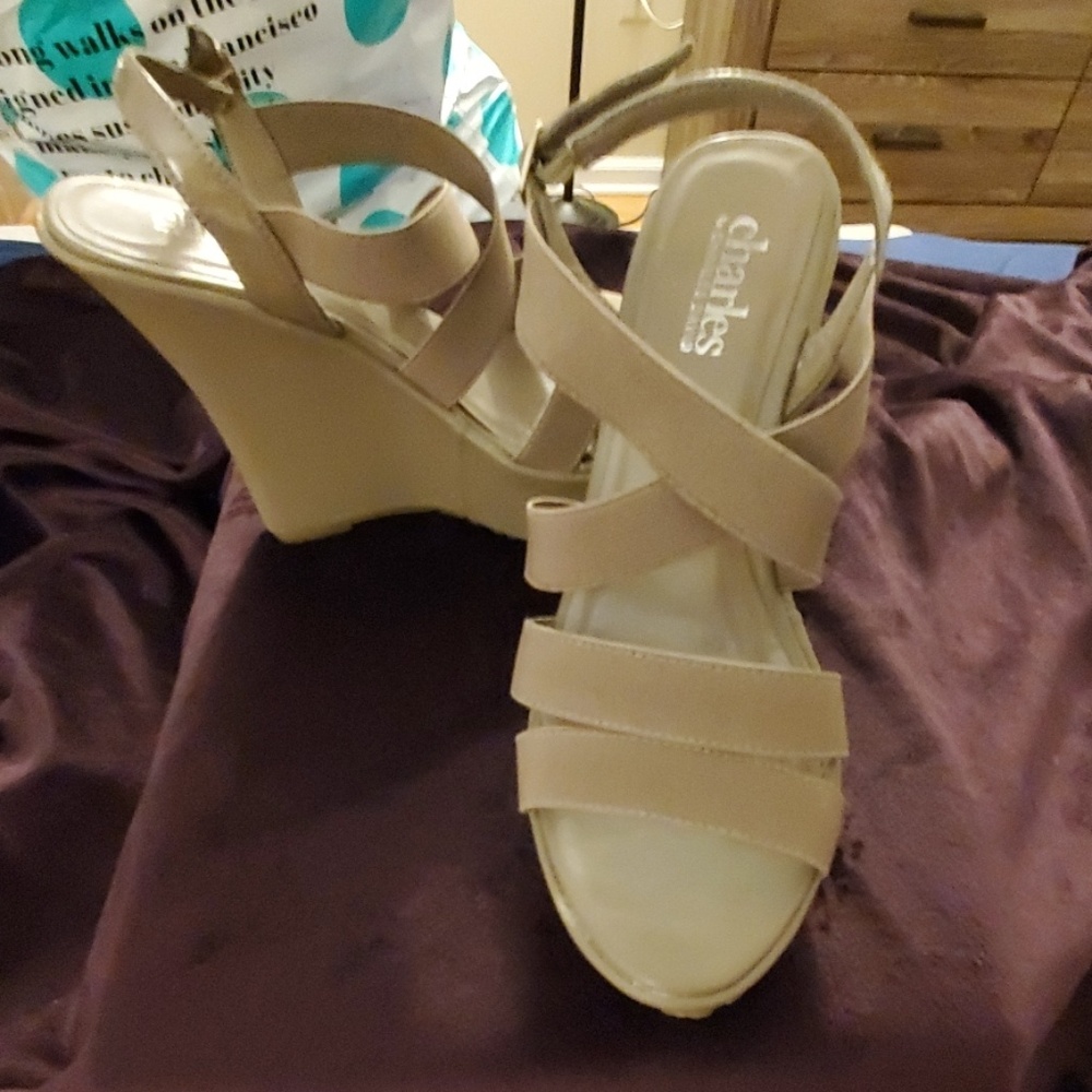 Charles David 7.5 Tan Wedges